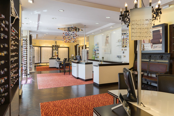 Modernes Optikergeschäft mit großer Auswahl an Brillen und stilvoller Inneneinrichtung.